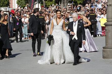 La novia Pilar Rubio llegando a la catedral del Sevilla del brazo de su padre Manuel Rubio. 