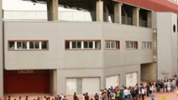 <b>EXPECTACIÓN. </b>Los alrededores de Las Gaunas estuvieron abarrotados de gente que buscaba entradas.