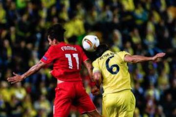 Victor Ruiz vies with Roberto Firmino 