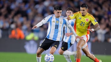 Thiago Almada durante un encuentro con la selección argentina.
