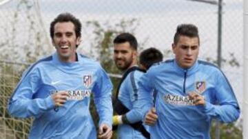 JUNTOS. Godín y Giménez, en un entrenamiento del equipo rojiblanco. Los dos uruguayos formarán la zaga ante el Málaga este sábado.