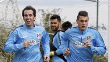 JUNTOS. God&iacute;n y Gim&eacute;nez, en un entrenamiento del equipo rojiblanco. Los dos uruguayos formar&aacute;n la zaga ante el M&aacute;laga este s&aacute;bado. 
 