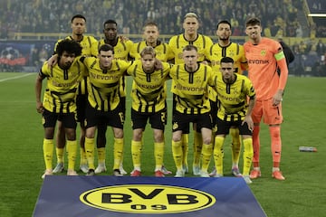 Los jugadores titulares del Dortmund posan juntos antes del partido.
Arriba: Nmecha, Guirassy, Anton, Süle, Bensebaini y Kobel.
Abajo: Adeyemi, Gross, Svensson, Maximilian Beier y Yan Couto.