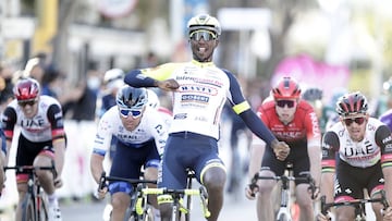 Biniam Girmay celebra su victoria al esprint en el Trofeo Alcúdia.