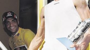 <b>ÓSCAR PEREIRO, UN CAMPEÓN QUE TAMBIÉN SABE PERDER</b> La sonrisa de Pereiro se ve sincera. El gallego quizás perdió ayer la mejor ocasión de su vida como ciclista, pero, pese a ello, se alegró del triunfo de su amigo Floyd Landis, con el que coincidió en el Phonak. Me alegro por él. Es el más fuerte y el más valiente. Ha dado una exhibición única en el ciclismo, dijo en la meta. Pereiro se ha visto en una situación inimaginable, pero no le ha superado. Ha sido un campeón en las horas buenas y en las malas.