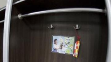 <b>HOMENAJE. </b>El vestuario de España tras el partido en Georgia y la taquilla del Pelusa que usó Iniesta.