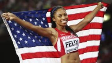 Allyson Felix festeja su medalla de oro en los 400 metros. 