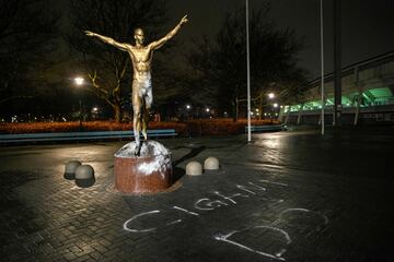 Los aficionados del Malmö no han perdonado a Zlatan Ibrahimovic que se haya convertido en copropietario del Hammarby, club de fútbol sueco de Estocolmo, y han atacado su escultura en Malmö.