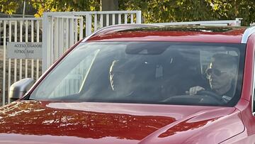 Carcedo, en el asiento de copiloto, en el momento de abandonar esta tarde la Ciudad Deportiva.