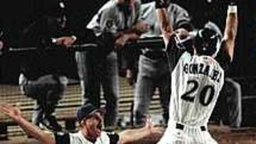 ALEGRÍA JUSTIFICADA. Luis González (arriba) sentenció el triunfo de Arizona. Byung-Hyun Kim (a la izquierda) se convirtió en el primer coreano que conquista el título de las series finales de béisbol.
