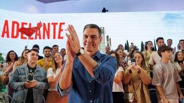 El secretario general del PSOE y presidente del Gobierno en funciones, Pedro Sánchez, a la llegada al recinto donde participa   en un acto público, a 07 de octubre del 2023 en Granada (Andalucía, España). El secretario general del PSOE y presidente del Gobierno en funciones, Pedro Sánchez, protagonizará este sábado, 7 de octubre, en Granada su primer mitin desde que, el pasado martes, fuera propuesto por el rey Felipe VI como candidato a la investidura, tras consumarse en el Congreso de los Diputados el intento fallido del líder nacional del PP, Alberto Núñez Feijóo.
07 OCTUBRE 2023
Álex Cámara / Europa Press
07/10/2023