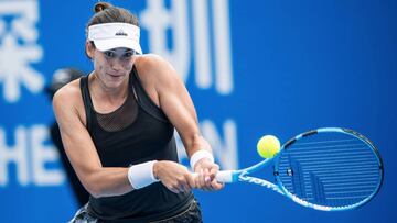 Garbi&ntilde;e Muguruza devuelve una bola ante Ekaterina Alexandrova durante las semifinales del Shenzhen Open.