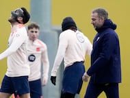 SANT JOAN DESPÍ, 17/01/2026.- el jugador del FC Barcelona Eric Garcia (i) y su entrenador Hansi Flick (d) durante el entrenamiento del primer equipo del FC Barcelona en las instalaciones de la Ciudad Deportiva Joan Gamper, este sábado. EFE/ Enric Fontcuberta.
