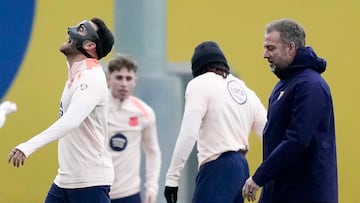 Eric Garcia, junto a Hansi Flick.