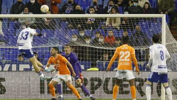 Puche cabecea el gol de la victoria.