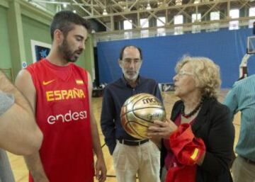 El capit芍n de la Selecci車n, Juan Carlos Navarro, ha sido el encargado de regalar un bal車n conmemorativo a Manuela Carmena.