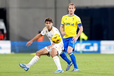 Gonzalo disputa sus primeros minutos con el primer equipo del Real Madrid en el Nuevo Mirandilla, mostrando personalidad y entrega en su debut oficial.