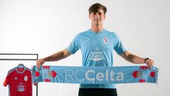 Tadeo Allende posa con la camiseta y bufanda del Celta.