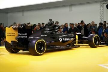 El presidente de Renault Carlos Ghosn presenta junto a los pilotos oficiales Kevin Magnussen y Jolyon Palmer el nuevo Renault RS16 para 2016.