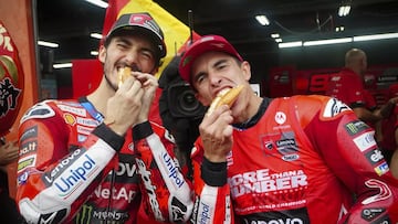 Pecco Bagnaia y Marc Márquez posan en la celebración del noveno título de campeón del mundo del español.