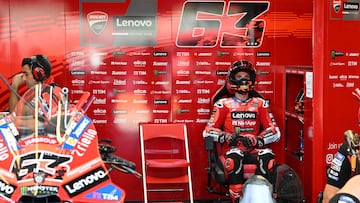 Francesco Bagnaia en el box del Ducati Lenovo.