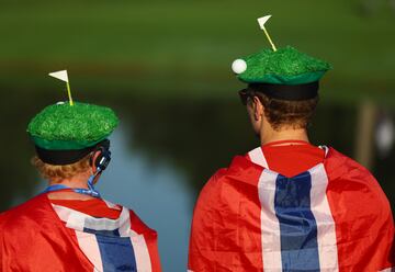 Curiosos disfraces durante el primer día de torneo de la Ryder Cup 2023.