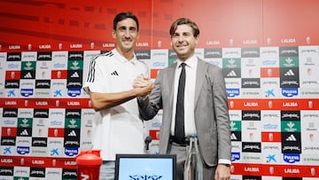 11-09 Presentacion de nuevo jugador de Granada CF, Diego Mariño. En la imagen el jugador junto al director deportivo, Matteo Tognozzi.