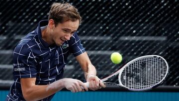 Daniil Medvedev devuelve una bola ante Kevin Anderson durante su partido de segunda ronda del Rolex Paris Masters, el Masters 1.000 de Par&iacute;s.