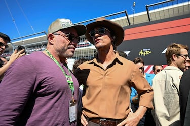 El presentador de podcasts estadounidense y personalidad de los medios Joe Rogan con el actor estadounidense Matthew McConaughey recorren el escenario inaugural antes del inicio del Gran Premio de Fórmula Uno de los Estados Unidos en el Circuito de las Américas en Austin.