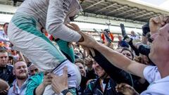 Nico Rosberg celebra la victoria con el equipo. 