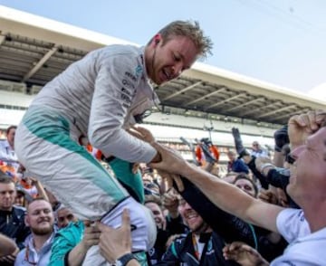 Nico Rosberg celebra la victoria con el equipo.