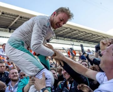 Nico Rosberg celebra la victoria con el equipo. 