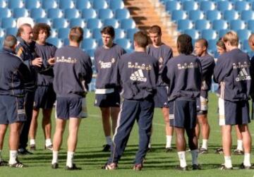 Finalmente, en la temporada 1999-2000, el club decidió encargarle de manera estable la dirección del primer equipo en sustitución de John B. Toshack. 