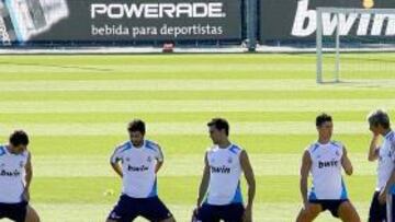 Los jugadores del Real Madrid en el entrenamiento de esta tarde.