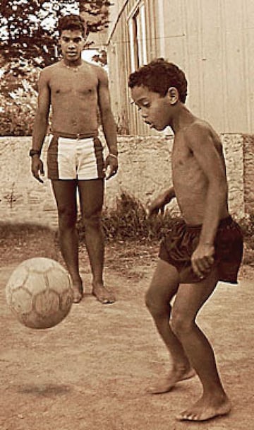 A los ocho años de edad perdió a su padre, un duro golpe en la vida de "Dinho", quien con el paso de los años mostró su fortaleza mental para hacerle frente a las adversidades