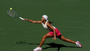 NEW YORK, NEW YORK - AUGUST 26: Emiliana Arango of Colombia returns against Iga Swiatek of Poland during their Women's Singles First Round match on Day Three of the 2025 US Open at USTA Billie Jean King National Tennis Center on August 26, 2025 in the Flushing neighborhood of the Queens borough of New York City. Sarah Stier/Getty Images/AFP (Photo by Sarah Stier / GETTY IMAGES NORTH AMERICA / Getty Images via AFP)