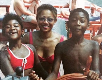 Alaba, con su madre y su hermana cuando era niño.