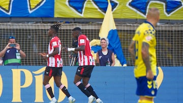 LAS PALMAS DE GRAN CANARIA, 15/09/2024.- El delantero del Athletic de Bilbao Nico Williams (i) celebra su gol, segundo del equipo, durante el encuentro de la quinta jornada de LaLiga que UD Las Palmas y Athletic de Bilbao disputan hoy domingo en el estadio de Gran Canaria. EFE/Ángel Medina G.