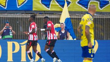 LAS PALMAS DE GRAN CANARIA, 15/09/2024.- El delantero del Athletic de Bilbao Nico Williams (i) celebra su gol, segundo del equipo, durante el encuentro de la quinta jornada de LaLiga que UD Las Palmas y Athletic de Bilbao disputan hoy domingo en el estadio de Gran Canaria. EFE/Ángel Medina G.