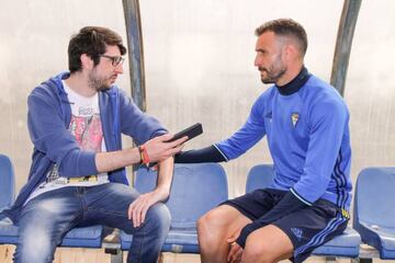 Javier Quiñones (As) con Servando, capitán del Cádiz.