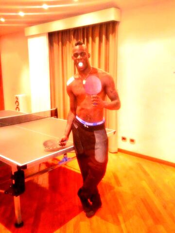 El ping pong, la afición favorita de Mario Balotelli 