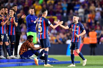 Sergio Busquets y Jordi Alba se saludan en el d¨ªa de la despedida de ambos del Camp Nou.
