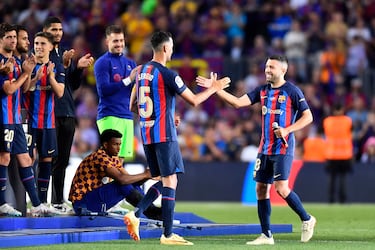 Sergio Busquets y Jordi Alba se saludan en el día de la despedida de ambos del Camp Nou.