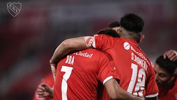 Independiente gana, gusta y golea ante Colón y es líder del campeonato