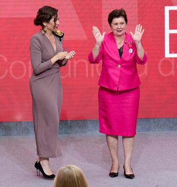 La presidenta de la Comunidad de Madrid, Isabel Díaz Ayuso (i), entrega uno de los galardones a la cocinera Maria Luisa Banzo Amat, del restaurante La Cocina de María Luisa.