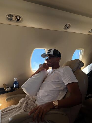 El jugador del club catalán ha publicado varias fotos de su travesía vacacional en sus redes sociales.