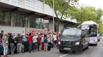 El Sevilla llegó a la estación de Atocha de Madrid donde numerosos aficionados sevillistas animaron con cánticos al equipo.