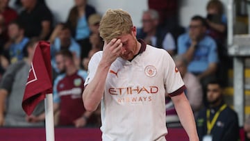 Soccer Football - Premier League - Burnley v Manchester City - Turf Moor, Burnley, Britain - August 11, 2023 Manchester City's Kevin De Bruyne after being substituted due to injury REUTERS/Scott Heppell EDITORIAL USE ONLY. No use with unauthorized audio, video, data, fixture lists, club/league logos or 'live' services. Online in-match use limited to 75 images, no video emulation. No use in betting, games or single club /league/player publications.  Please contact your account representative for further details.