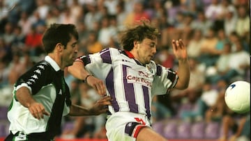 VALLADOLID. Peternac, del Real Valladolid, y SOLOZABAL , del Real Betis, pugnan por el balón durante el encuentro amistoso disputado hoy en Valladolid, y que finalizó con el resultado de 0-1, favorable al conjunto andaluz. EFE/Ruben Cacho