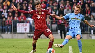 Philip Lienhart, a la derecha, intenta arrebatar un bal&oacute;n a M&uuml;ller durante el Bayern M&uacute;nich-Friburgo de la Bundesliga.